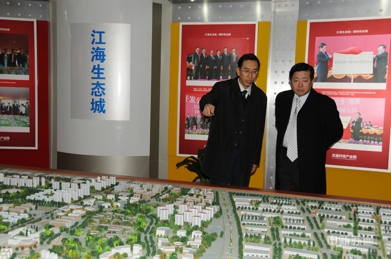2010年4月14日，中国驻新加坡大使魏苇参观苏通园区展厅