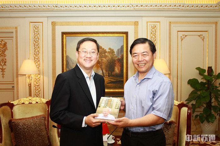 2013年9月11日，新加坡新任驻沪总领事王首毅一行来通考察访问